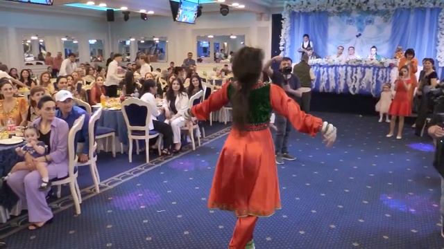 Русская девушка танцует Памирский танец ?. Духтари рус ракси Помири мекунад.
