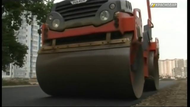 В Восточно-Кругликовском мкр-не Краснодара асфальтируют гравийную дорогу