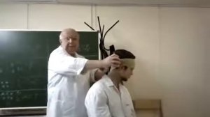 Медицинская повязка / перевязка крестообразная на шею