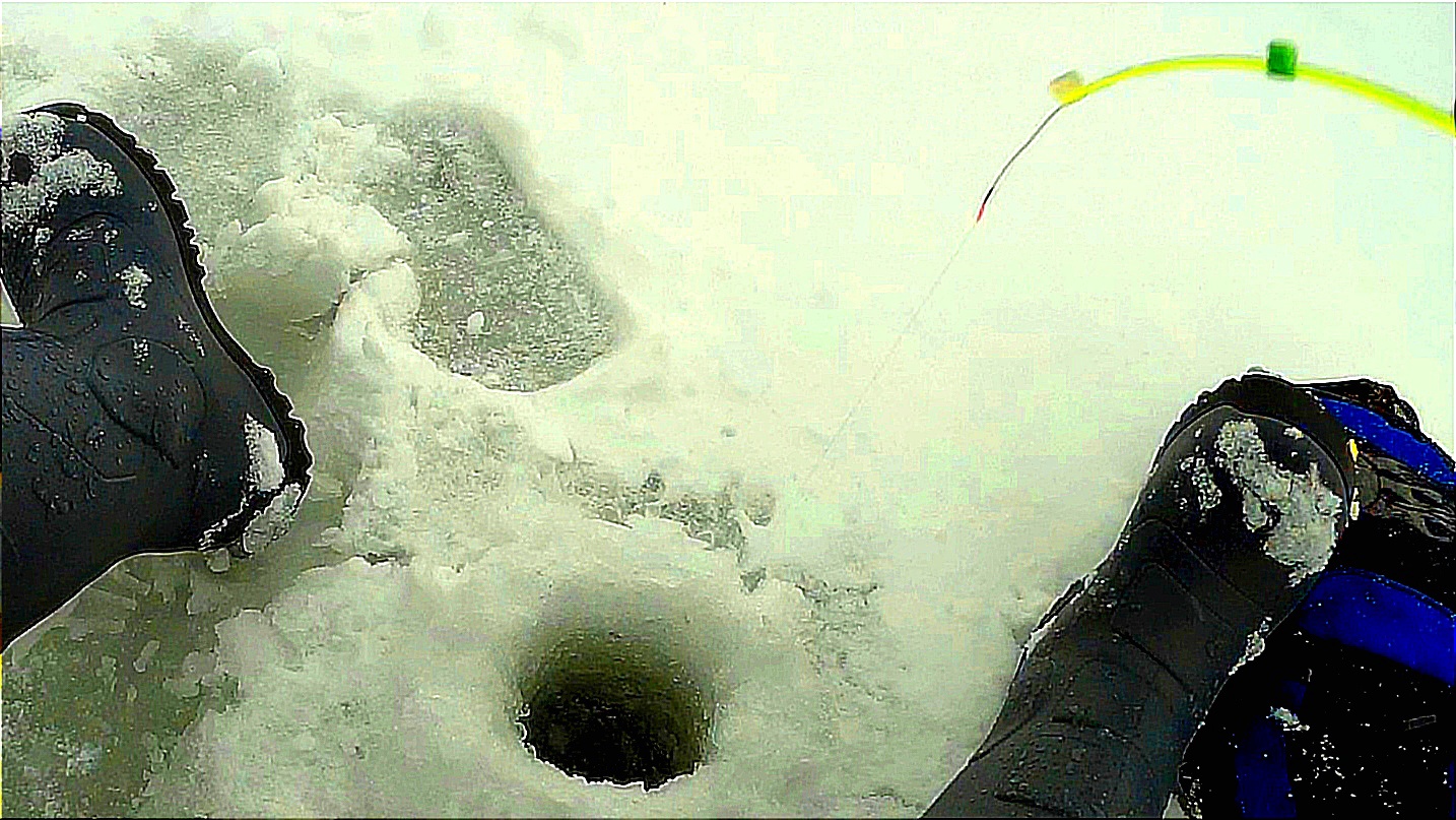 В поисках клева! Рыбалка на чертик, на городском озере! смотреть онлайн