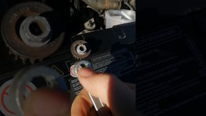 Откручиваем звёздочку привода помпы двигателя VAG CDAB