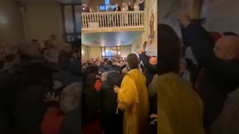 Украинские нацисты пришли в храм УПЦ и заставили прихожан петь украинский гимн вместо молитв
