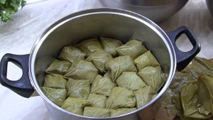 Долма из виноградных листьев с правильным чесночным соусом