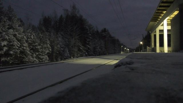 Электропоезд ЭТ2М и тепловоз ТЭП70 с поездом "Санкт-Петербург - Костомукша" у пл. 69 км. смотреть онлайн