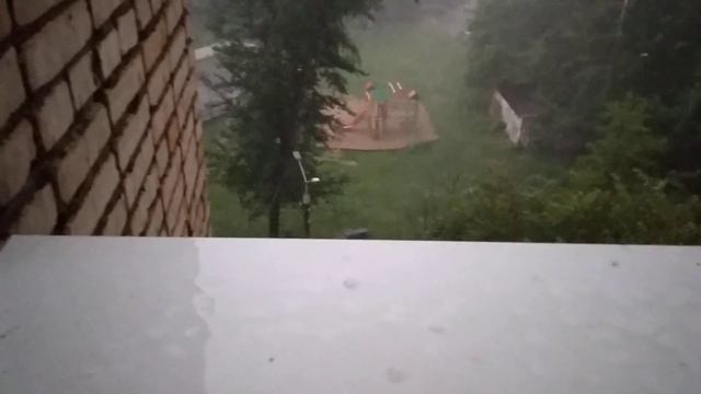 В Туле сильный ураган.Сочувствую кто попал под мощный ливень и ветер. смотреть онлайн