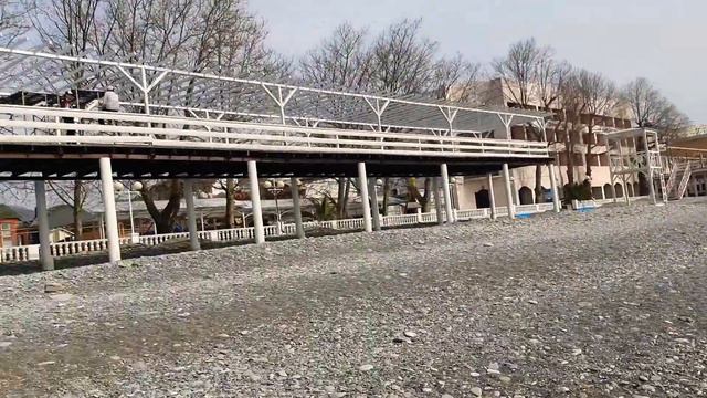 Купальный сезон открыт !для некоторых смелых людей) 3 апреля 2022 Сочи Лазаревское) смотреть онлайн