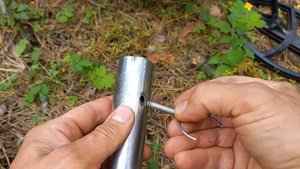 Простой фиксатор разборной лопаты.