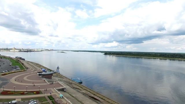 Набережная Волги около Чкаловской лестницы в Нижнем Новгороде смотреть онлайн