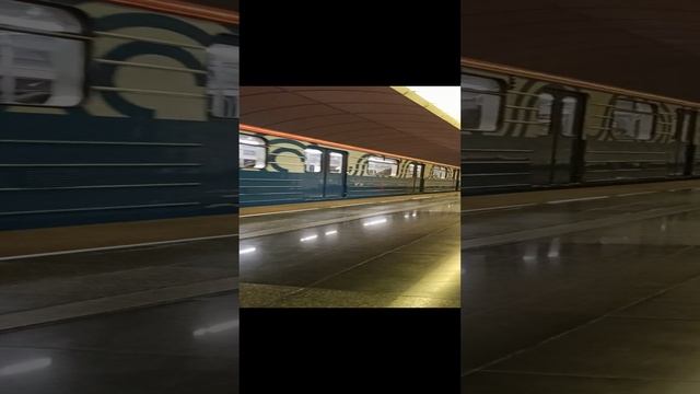 Метро Москвы прибывает поезд