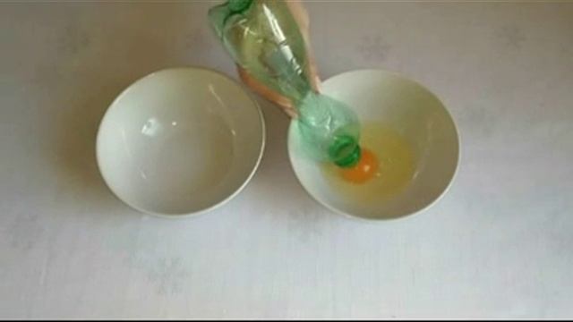 Как отделить желток от белка с помощью пластиковой бутылки смотреть онлайн