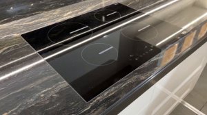 Odissey | Белоснежная глянцевая кухня с темной столешницей отлично впишется в интерьер Вашего дома!