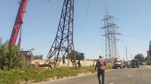 Демонтаж опоры линии электропередачи.