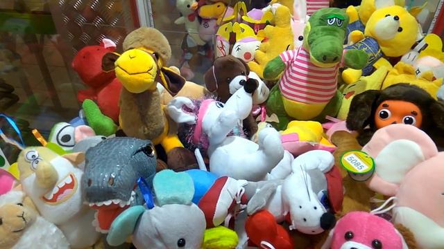 Играю в автомат с Игрушками #12 / Автомат Хватайка / Как достать большую игрушку?! / Мягкая Игрушка смотреть онлайн