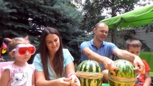 Арбуз ЧЕЛЛЕНДЖ мальчики против девочек взрываем арбуз резинками видео для детей