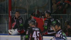 Денис Куляш ловит шайбу лицом / Kulyash faces the puck on blue line