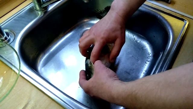 Как быстро почистить рыбу от чешуи
