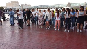Танцы в Парке Горького в Москве на набережной у моста школа латиноамериканских танцев