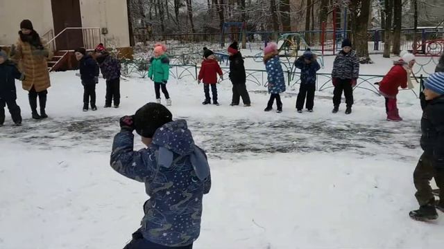 Игры на свежем воздухе зимой.