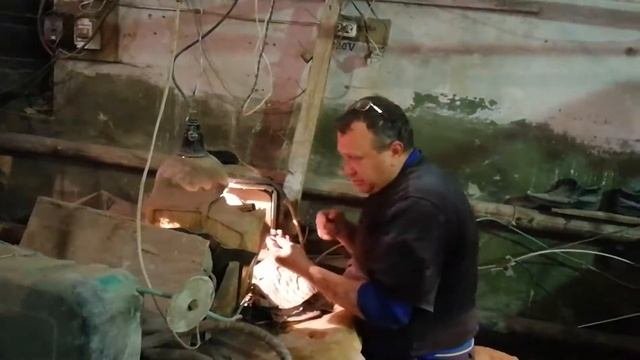 Рабочий процесс в камнерезной мастерской.  Изготовление кабошонова из Чароита Кабашон рождается