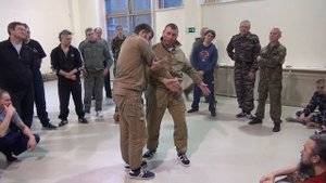Как освободиться от захвата за шею спереди