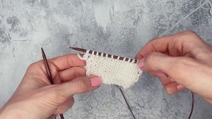 Две лицевые петли вместе с наклоном влево и вправо при вязании бабушкиным способом