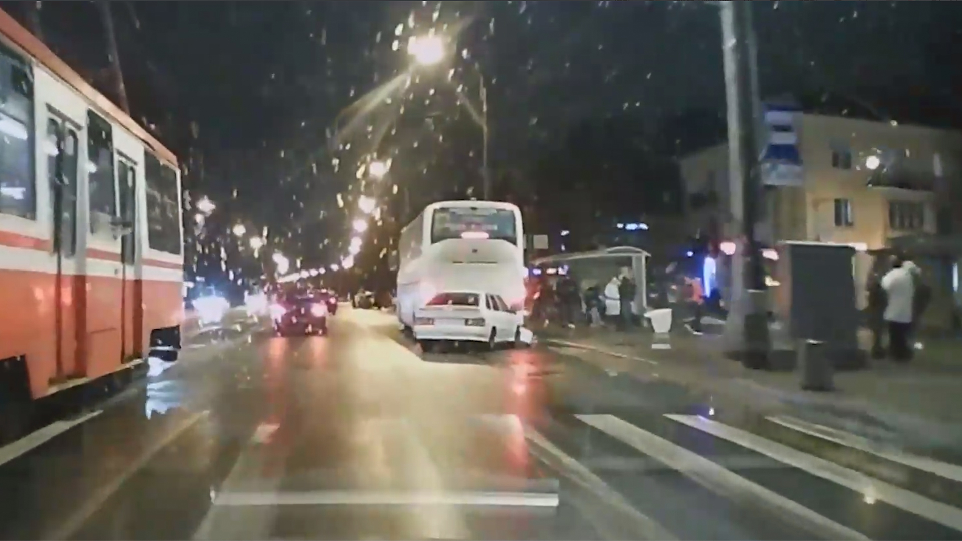 В Питере автомобилист суетился по всей дороге и в итоге въехал в автобус. Шлагбаум смотреть онлайн