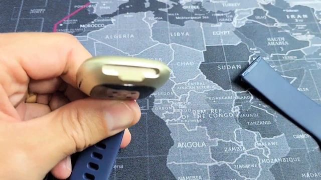 FitBit Versa 3: How to Put On & Take Off Bands смотреть онлайн