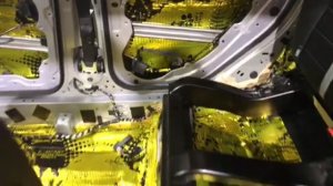 Как сделать виброизоляцию авто Греем материал, прикатываем и никаких проблем с вибропоглощением