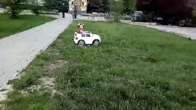 Ребенок на электромашине / София на электрокаре / Ребенок учится ездить на электрической машинке