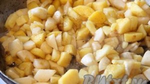 Сдобные пирожки с яблоками из дрожжевого теста