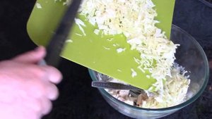 Салат с крабовым мясом СВЕЖЕСТЬ. Простой вкусный рецепт.