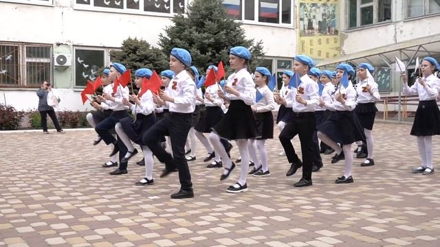 Танцевальный флешмоб 2"Г" класса  под запись своих голосов,песня "Россия"#патриотическаяпесня