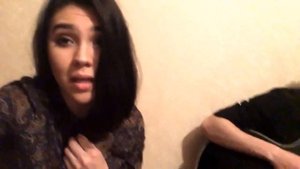 Тот момент когда девушка классно поёт! Но все внимание на гитариста