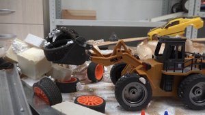 Фронтальный погрузчик на радиоуправлении расчищает трек. HuiNa Toys