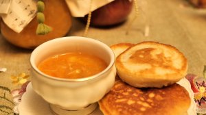 Пышные оладьи на кефире с апельсиновым вареньем