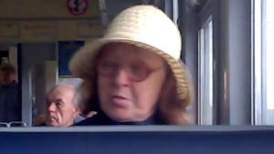 Бабка со вставной челюстью. Прикол!!! Чужой в электричке!!!