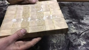 Разделочная доска из старых обрезков древесины.