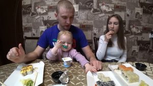Едим большой сет роллов всей семьей. Дочка впервые пробует суши. Мукбанг очень вкусные суши роллы