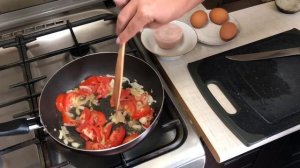 Яичница с ветчиной, помидорами и луком.На завтрак.