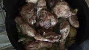 Курица с гарниром в казане.