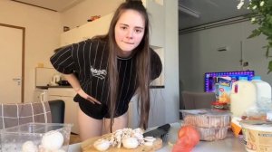 ПОКАЗАЛА ЖОПУ НА СТРИМЕ