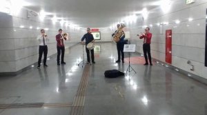 Музыка в метро.