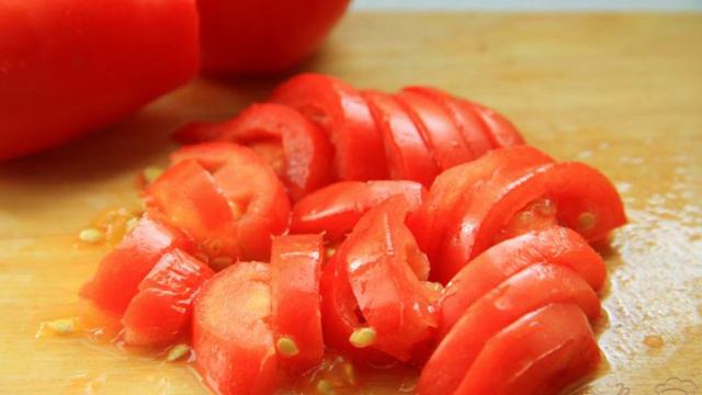 Омлет с летними овощами и колбасой