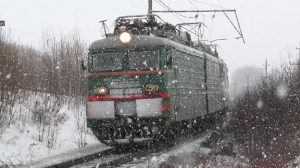 Снежный ВЛ11М-236/238 с грузовым поездом и приветливой бригадой