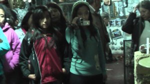 El alfarero muestra a chicas peruanas su arte