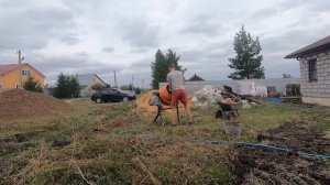 Заливка монолитного ленточного фундамента под забор и установка столбов для забора, калитки и ворот