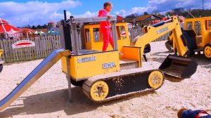 Эльвира и братик НА ПЛОЩАДКЕ Играют в ПРЯТКИ С ЖИВОТНЫМИ!