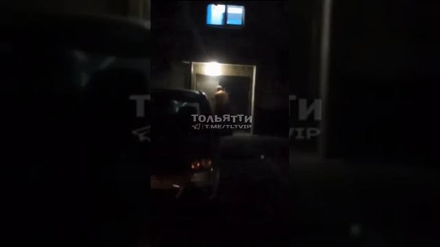 В Тольятти мужчина в полуголом виде бегал по 2 кварталу и крушил машины, припаркованные во дворе.