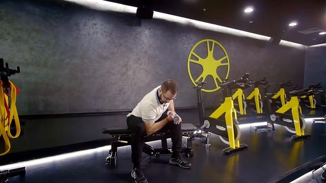 Изолированныи бицепс с гантелью