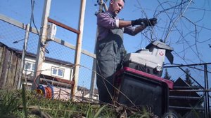 Утилизация веток садовым измельчителем Зубр-ЗИЭ-44-2800